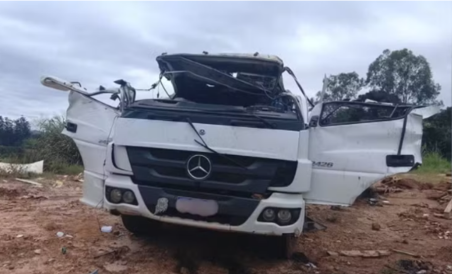 Caminhão carregado com grama tomba em curva de Itaporanga e motorista escapa com ferimentos leves