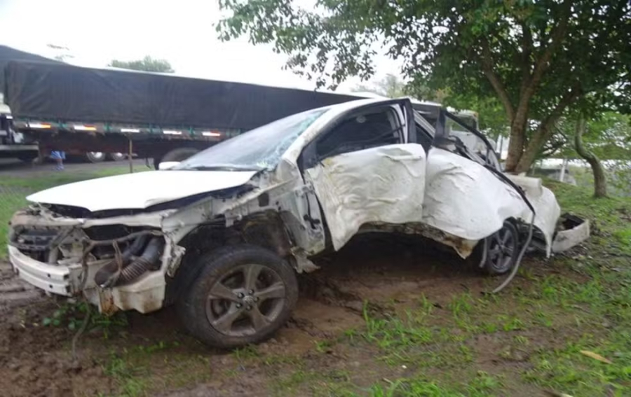 Veículo perde controle e colide contra árvore em rodovia de Itaporanga