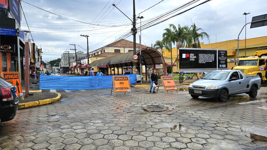 Rua Santa Catarina é interditada para início das obras contra enchentes em Avaré