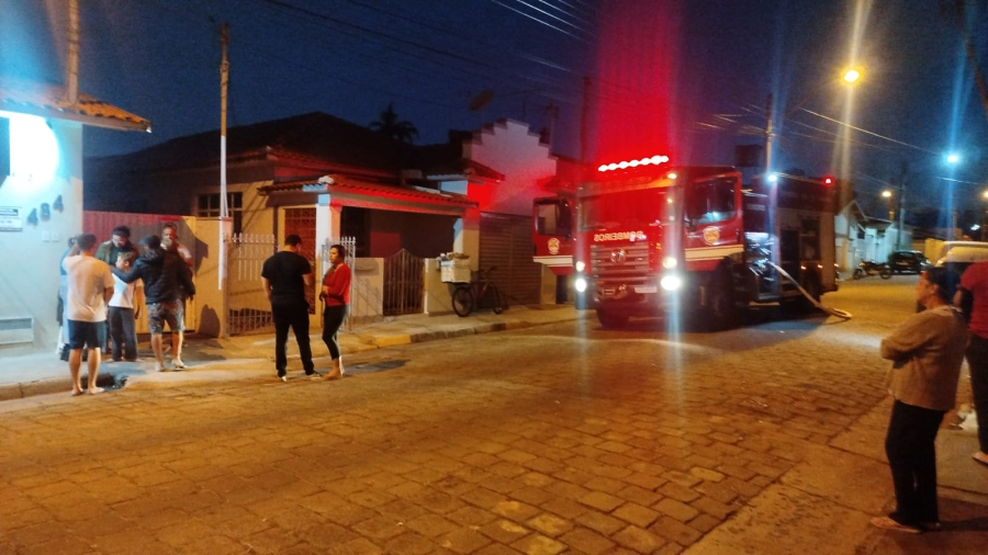 Incêndio destrói parte de residência no bairro Santana em Avaré