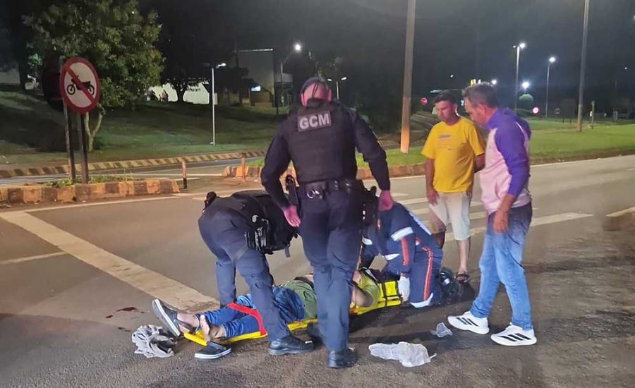 Jovem de 26 anos fica gravemente ferido após ser atropelado por carreta na SP-255 em Taquarituba