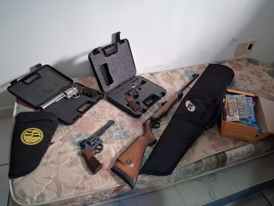 Polícia Civil apreende arsenal e quase 850 munições em investigação de violência doméstica