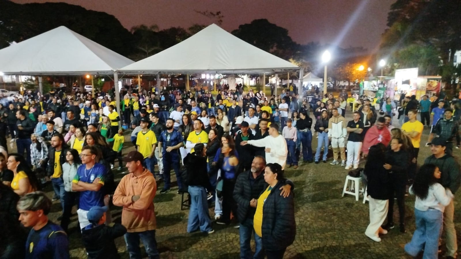 Avarenses lotam Concha Acústica e acompanham segundo jogo do Brasil em clima de festa e união