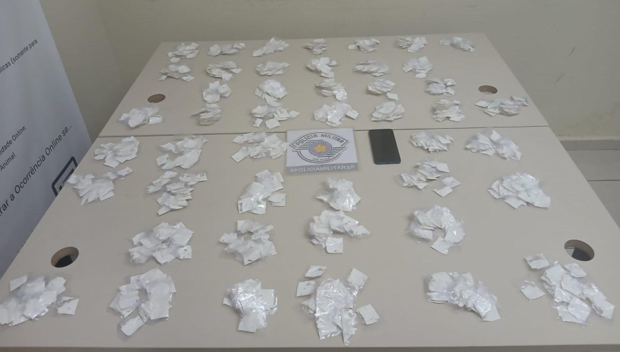 Passageiro de ônibus é preso com quase mil porções de cocaína em Cerqueira César