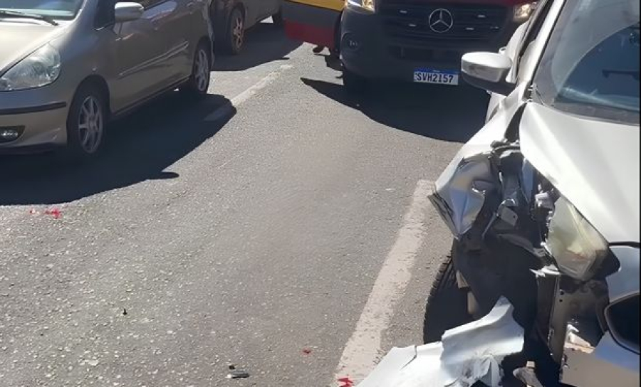 Mal súbito provoca colisão entre dois veículos no centro de Avaré